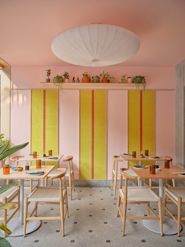 Restaurante-combina-candy-colors-com-objetos-de-design-dezeen 02 Restaurante-combina-candy-colors-com-objetos-de-design-dezeen 02