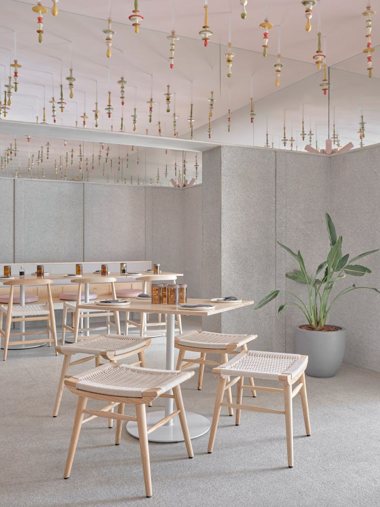 Restaurante-combina-candy-colors-com-objetos-de-design-dezeen 04 Restaurante-combina-candy-colors-com-objetos-de-design-dezeen 04