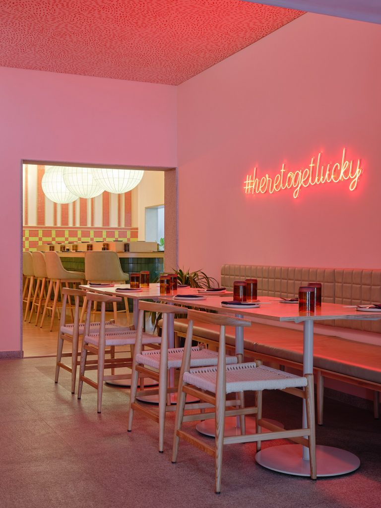 Restaurante-combina-candy-colors-com-objetos-de-design-dezeen 06 Restaurante-combina-candy-colors-com-objetos-de-design-dezeen 06