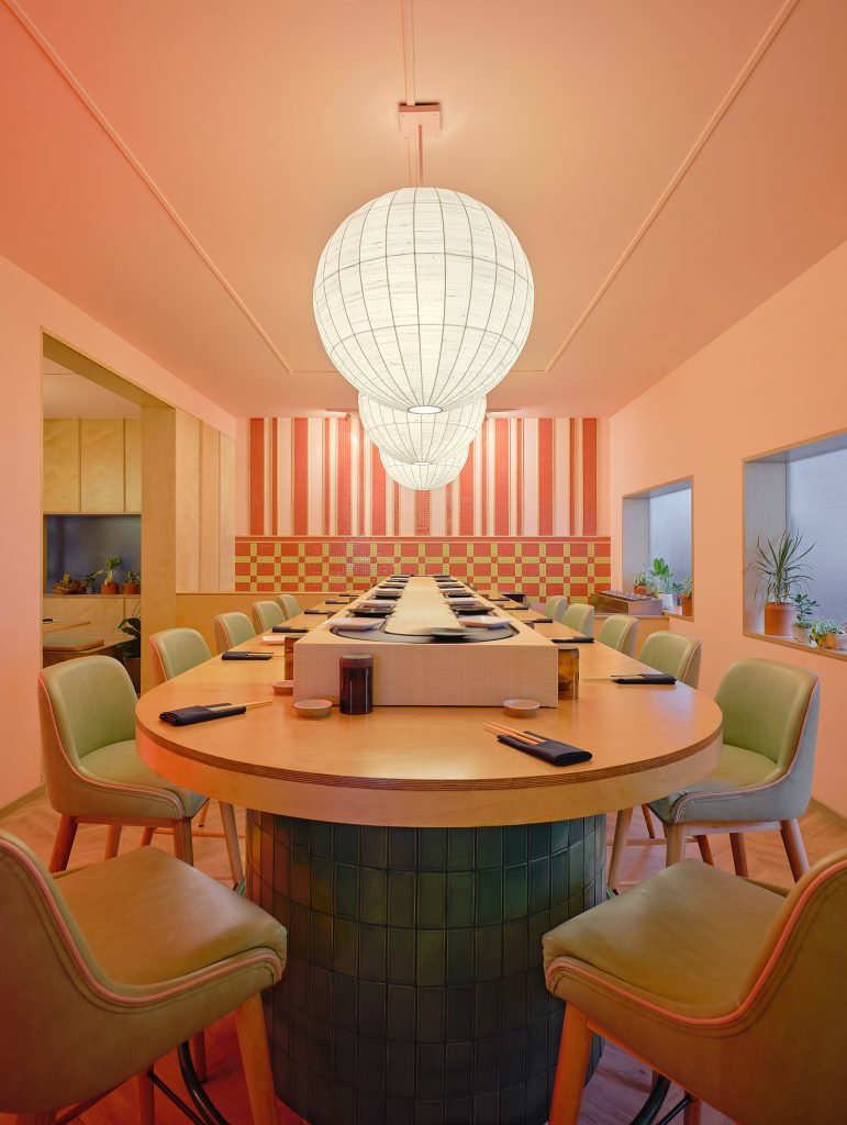 Restaurante-combina-candy-colors-com-objetos-de-design-dezeen 07 Restaurante-combina-candy-colors-com-objetos-de-design-dezeen 07