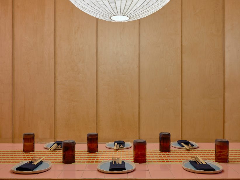 Restaurante-combina-candy-colors-com-objetos-de-design-dezeen 08 Restaurante-combina-candy-colors-com-objetos-de-design-dezeen 08