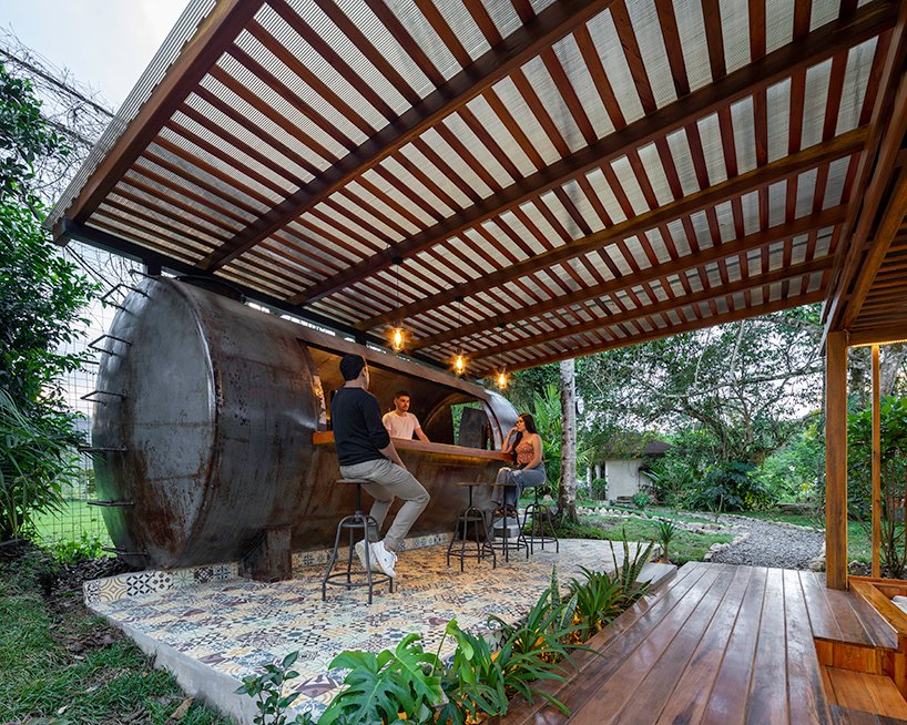 Um tanque de caminhão virou bar e lounge de descanso!