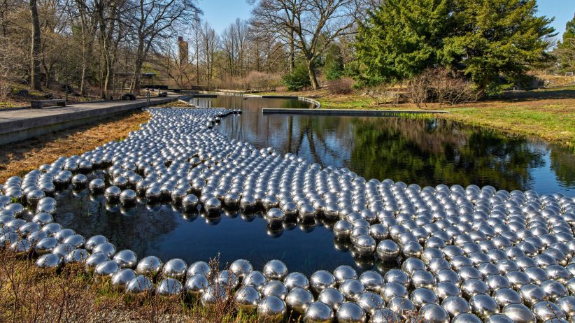 Yayoi-Kusama-envolve-as-árvores-do-Jardim-Botânico-de-Nova-York-com-bolinhas-dezeen 01 Yayoi-Kusama-envolve-as-árvores-do-Jardim-Botânico-de-Nova-York-com-bolinhas-dezeen 01