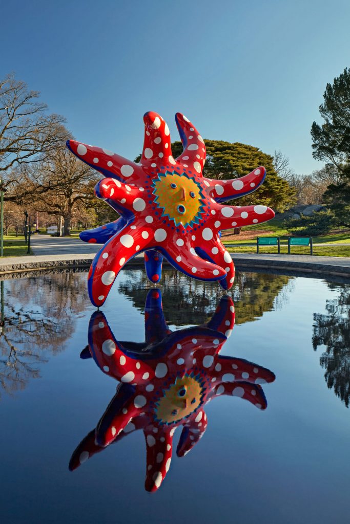 Yayoi-Kusama-envolve-as-árvores-do-Jardim-Botânico-de-Nova-York-com-bolinhas-dezeen 04 Yayoi-Kusama-envolve-as-árvores-do-Jardim-Botânico-de-Nova-York-com-bolinhas-dezeen 04