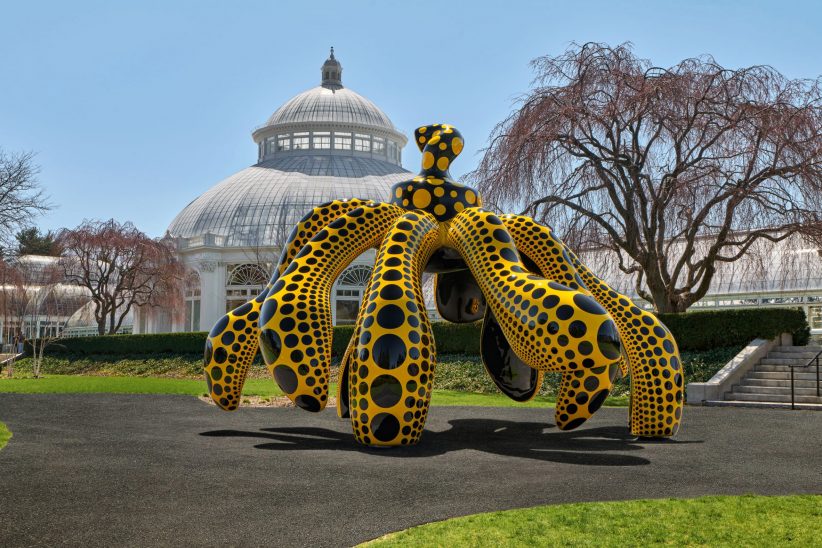 Yayoi Kusama envolve árvores do Jardim Botânico de Nova York com bolinhas