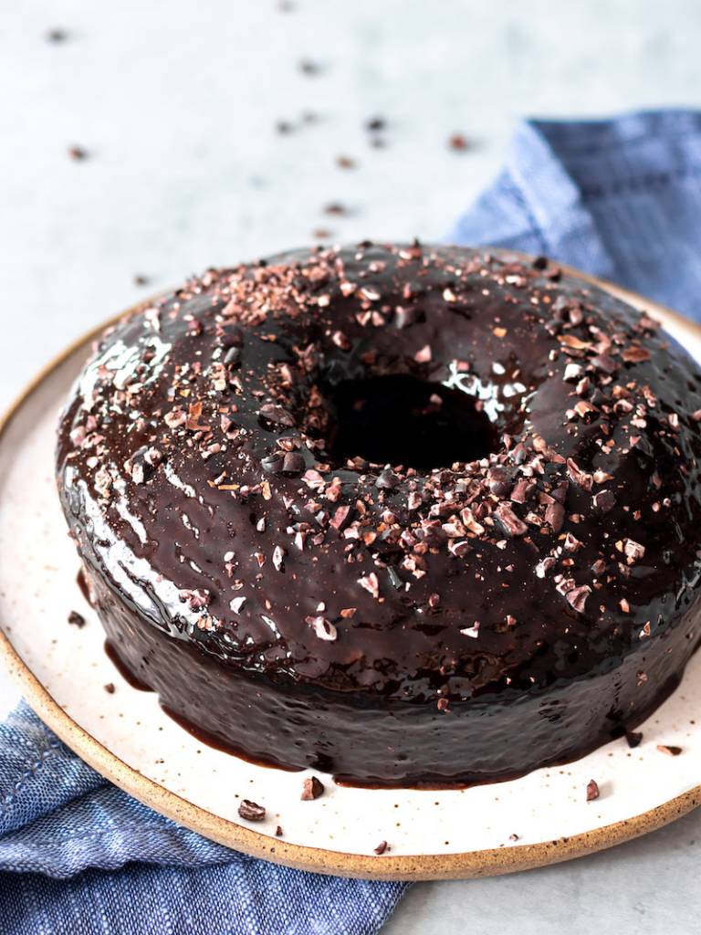 Bolo de chocolate vegano, com cobertura de chocolate e granulado