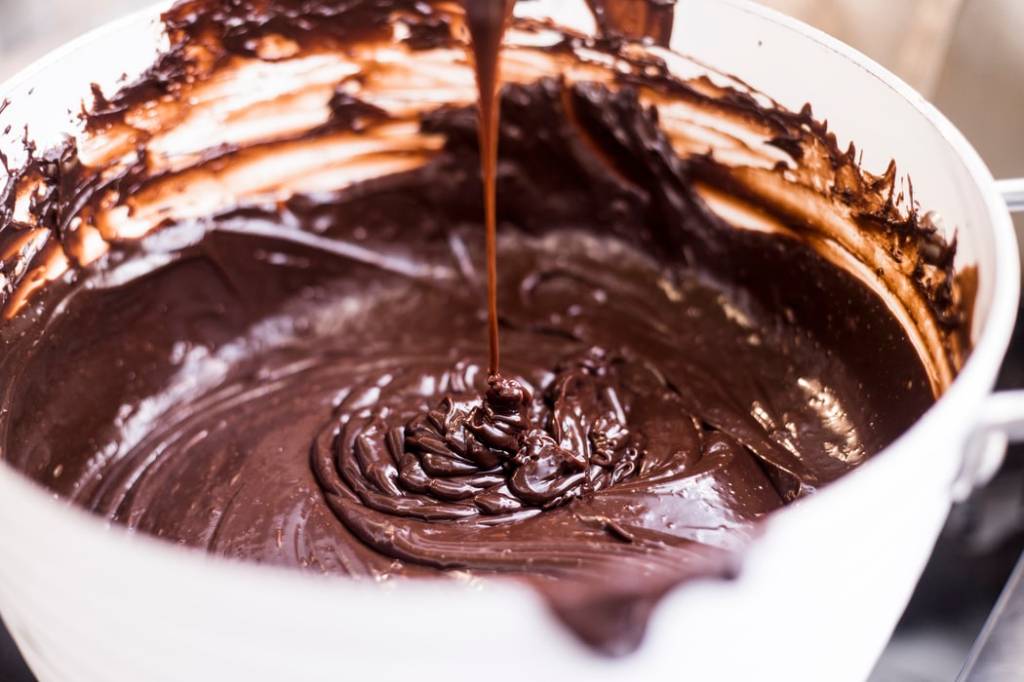 bolo-de-chocolate-vegano-casa.com-unsplash-thais-do-rio-4 mistura de bolo de chocolate vegano