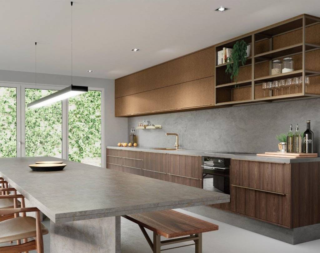 design-biofilico-casa.com-criare-2 Cozinha com bancada de cimento queimada, com armários de madeira escura