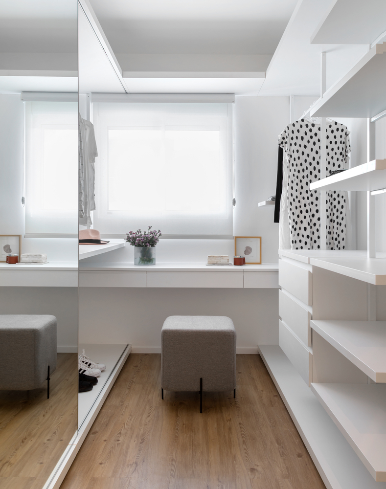 estudio-de-73-m²-com-planta-integrada-e-design-moderno-casa.com-archdaily-studio-gabirel-bordin-fabio-junior-severo-12 Closet com portas de correr de vidro, puff em frente à penteadeira e nichos
