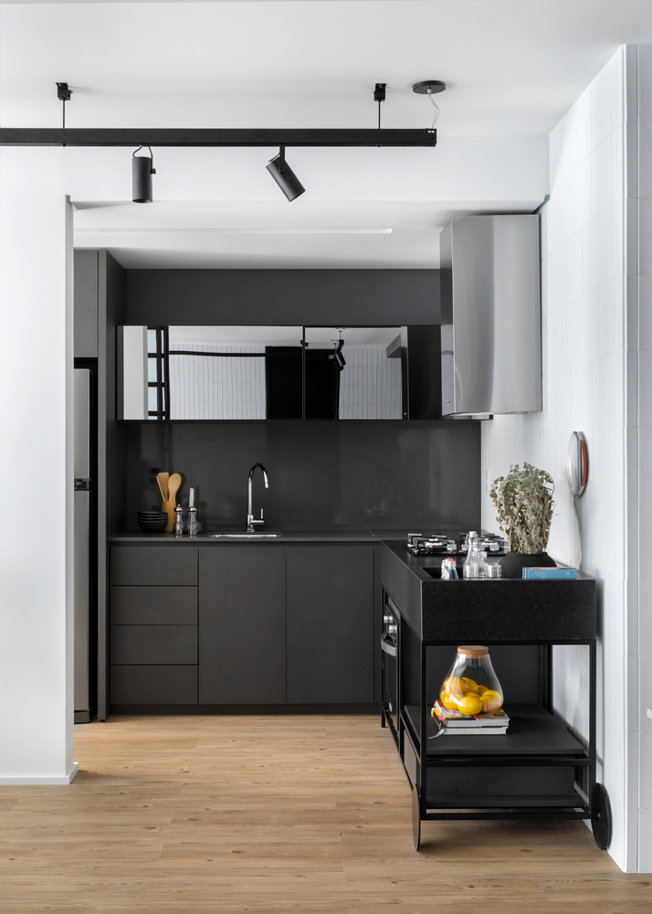 estudio-de-73-m²-com-planta-integrada-e-design-moderno-casa.com-archdaily-studio-gabirel-bordin-fabio-junior-severo-7 Cozinha com armários pretos e espelhados