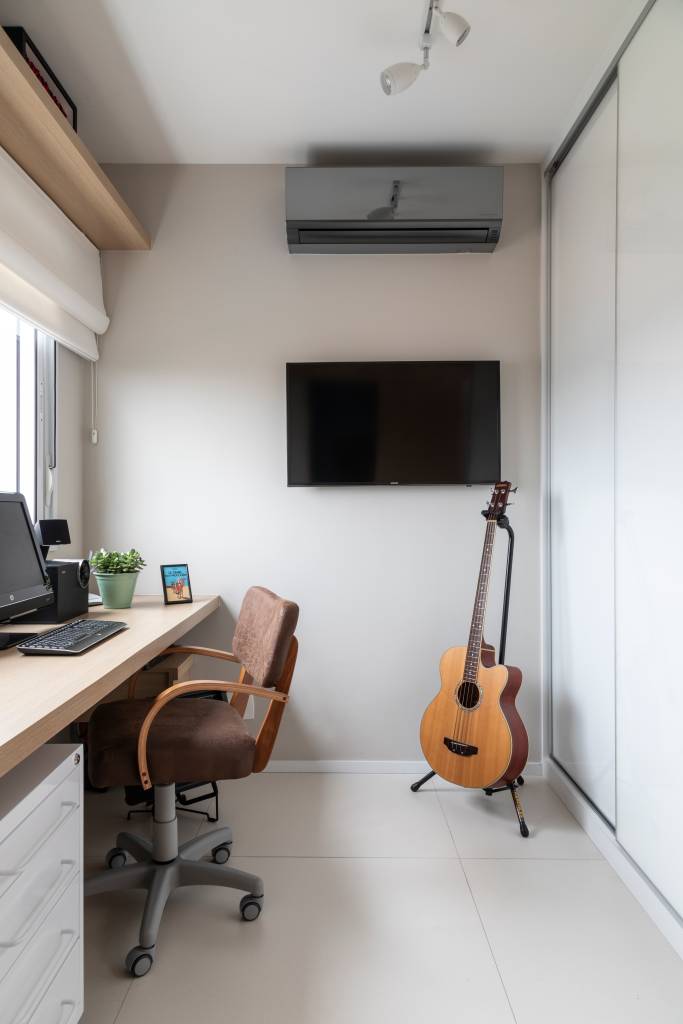 modernidade-e-leveza-no-decor-casa.com _MG_2390 escritório constituído por bancada, cadeira ergonômica, móveis soltos e iluminação natural. No canto, uma Tv e um violão em pé no suporte