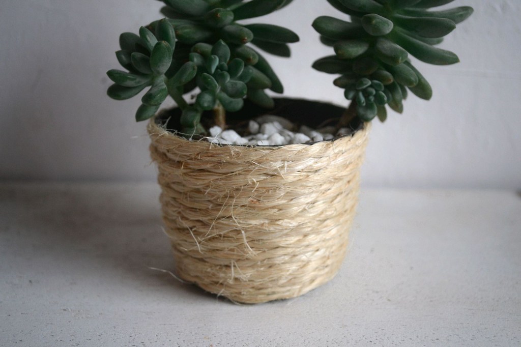Vaso de planta decorado com sisal