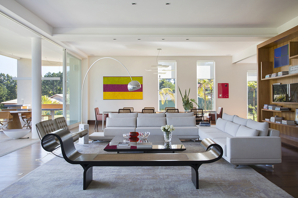 Arquitetura modernista e design assinado tomam conta desta casa de 1300 m²