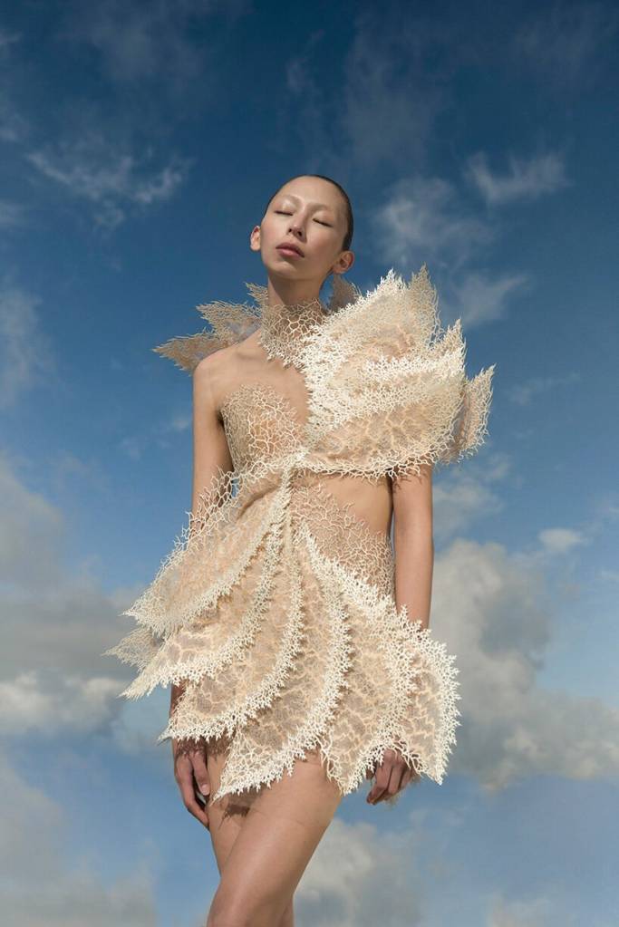 Designer-cria-vestidos-feitos-de-detritos-marinhos-reciclados-designboom-03 Designer-cria-vestidos-feitos-de-detritos-marinhos-reciclados-designboom-03