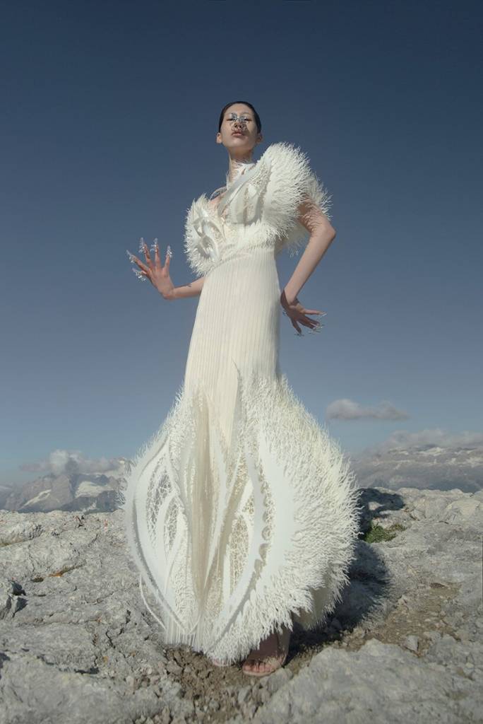 Designer-cria-vestidos-feitos-de-detritos-marinhos-reciclados-designboom-07 Designer-cria-vestidos-feitos-de-detritos-marinhos-reciclados-designboom-07
