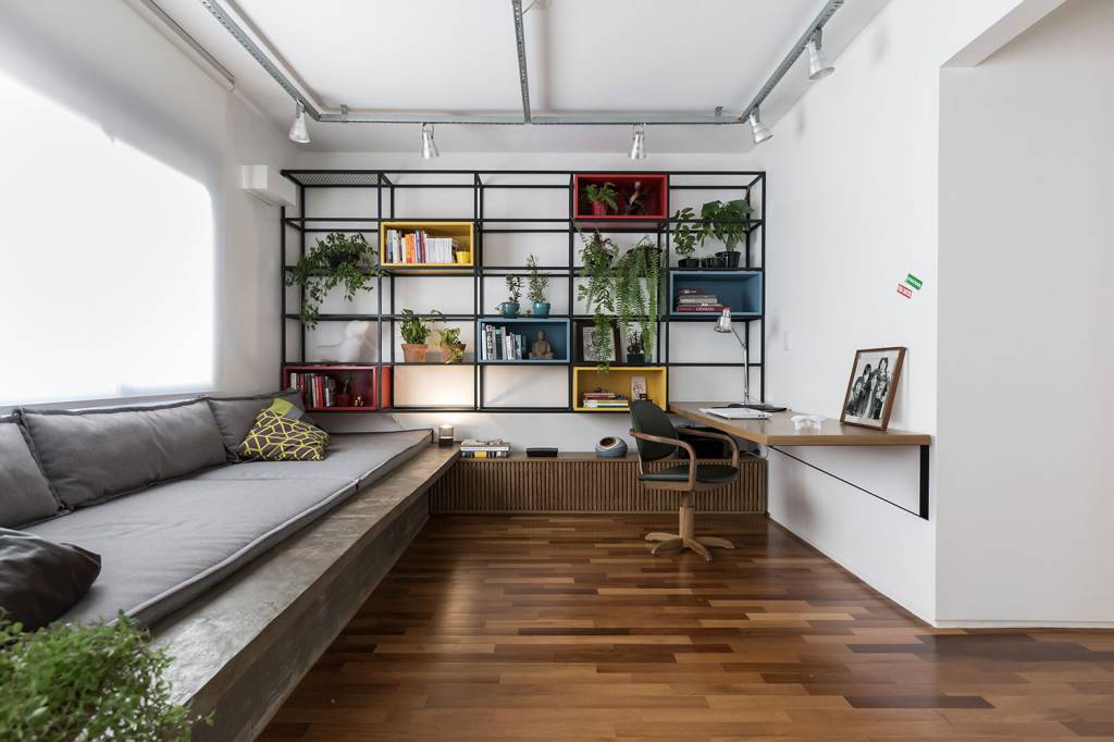 Apê de 77 m² integrado, ganha estilo industrial com toque de cores