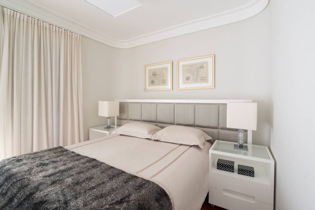 Quarto de casal com abajures em cada mesa de cabeceira