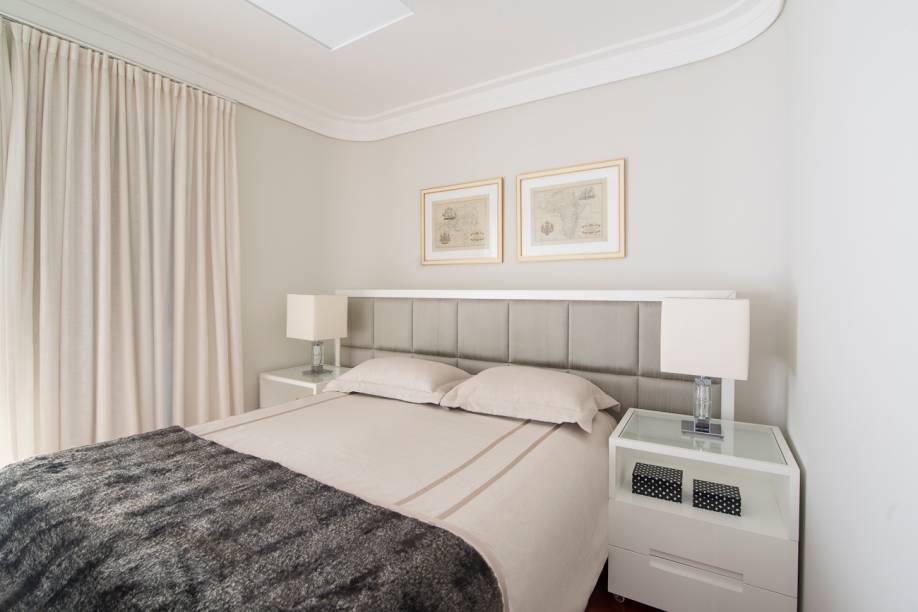 Com toda a decoração em tons neutros e linhas retas, o abajur ganha destaque nas mesas de cabeceiras deste quarto com estilo sóbrio. Grande e imponente, ele tem a base transparente e a cúpula quadrada traz mais consistência ao estilo.