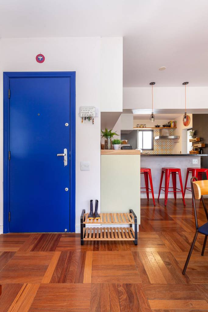 cores-fortes-na-decoracao-5-dicas-casa.com-3-oliva-arquitetura-renan-soares Porta de entrada na cor azul vibrante