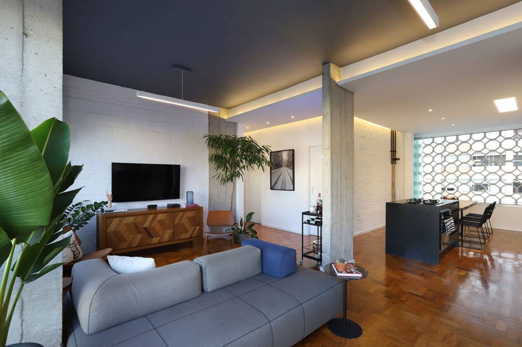 cores-fortes-na-decoracao-5-dicas-casa.com-7-oliva-arquitetura-mariana-orsi Living integrado com piso de madeira, sofá cinza e teto na mesma cor