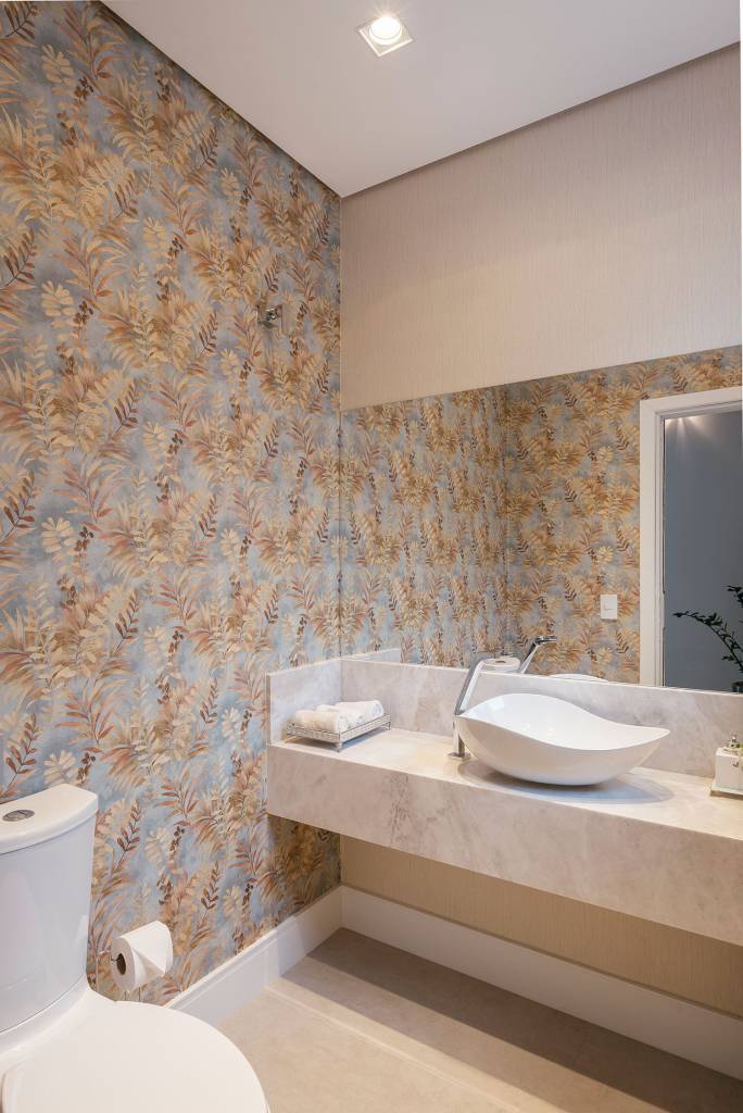 guia-para-papeis-de-parede-casa.com-03.-Projeto-PB-Arquitetura_Foto-Henrique-Ribeiro lavabo com papel de parede