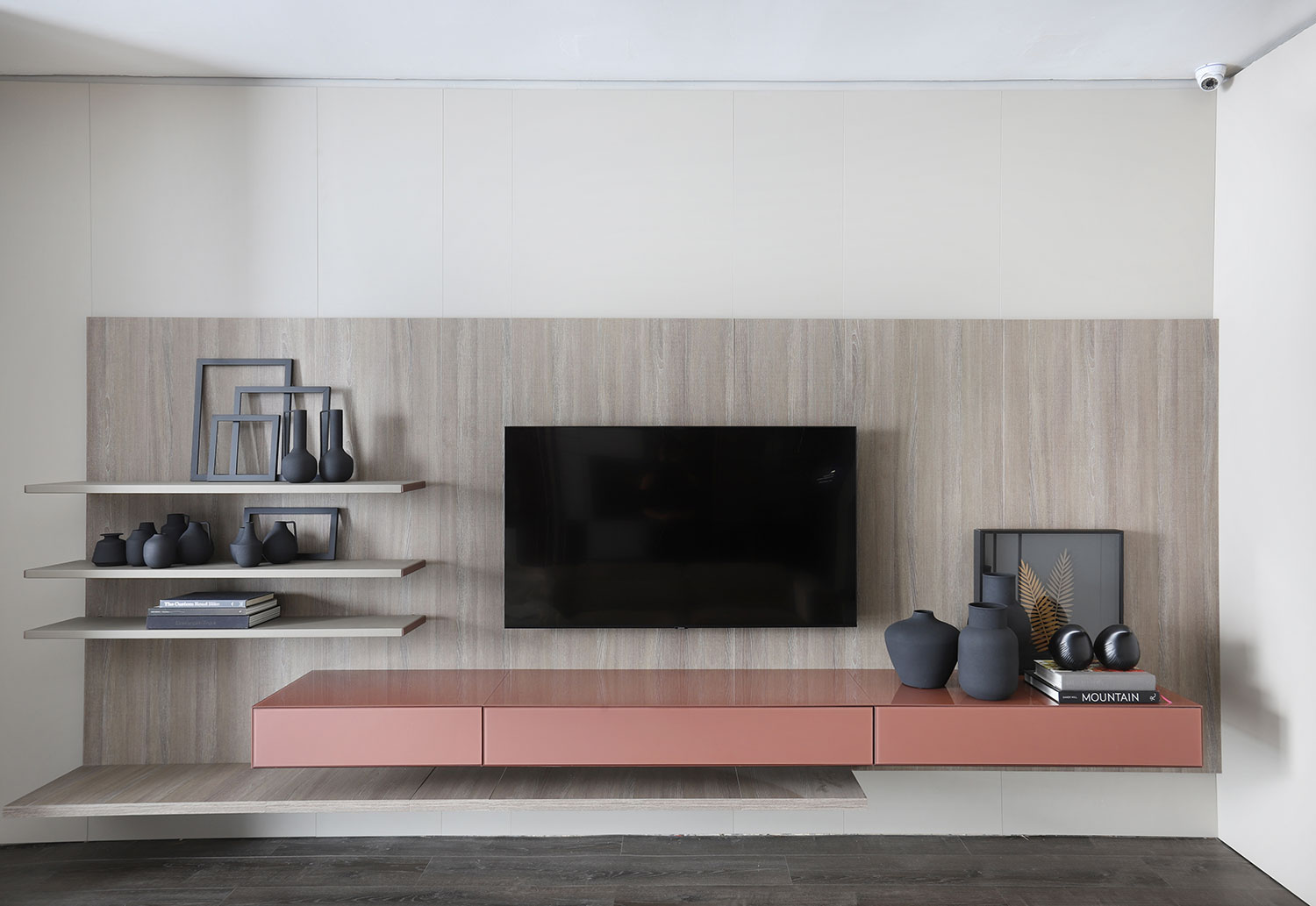 No painel de TV em exposi&ccedil;&atilde;o no novo showroom da SCA Jardim Europa, tr&ecirc;s prateleiras recebem itens decorativos. Equil&iacute;brio e modernidade no projeto realizado pelo escrit&oacute;rio Tra&ccedil;o68