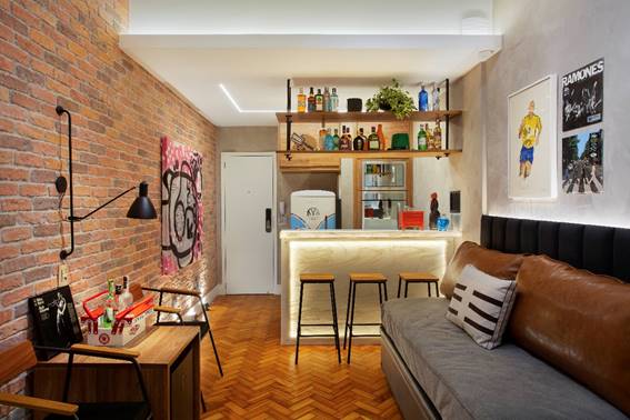 Reforma total confere visual de pub inglês para apê de 29 m² em Ipanema