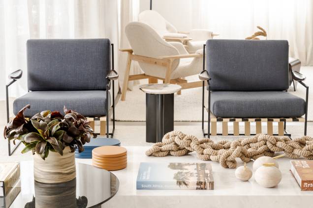 Poltronas azuis de Jorge Zalzupin assim como o banco em couro e mármore que se encontra no mesmo ambiente Poltronas azuis de Jorge Zalzupin assim como o banco em couro e mármore que se encontra no mesmo ambiente