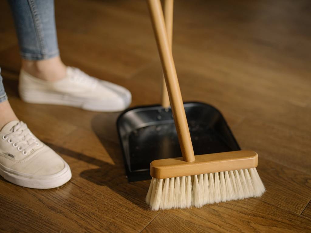 Benefícios-da-música-na-hora-da-faxina-pexels-08 Limpeza vassoura