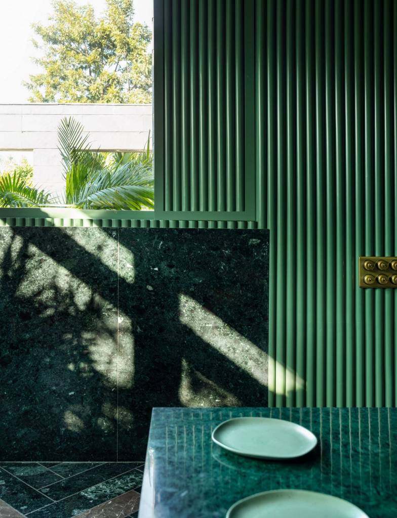 Café-com-interior-em-verde-esmeralda-dezeen-05 Café-com-interior-em-verde-esmeralda-dezeen-05
