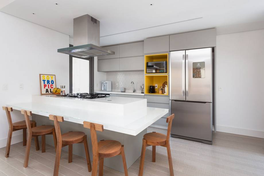 As penínsulas são perfeitas para casas mais compactas. Conectadas à parede, demandam menos espaço de circulação | Projeto por Studio Tan-Gram As penínsulas são perfeitas para casas mais compactas. Conectadas à parede, demandam menos espaço de circulação | Projeto por Studio Tan-Gram