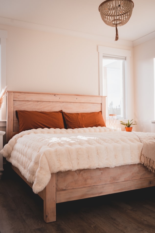 guia-para-acertar-na-escolha-dos-tipos-de-cama-colchao-e-cabeceira-casa.com-unsplash-erik-mclean-12 Cama de casal em quarto bem iluminado.