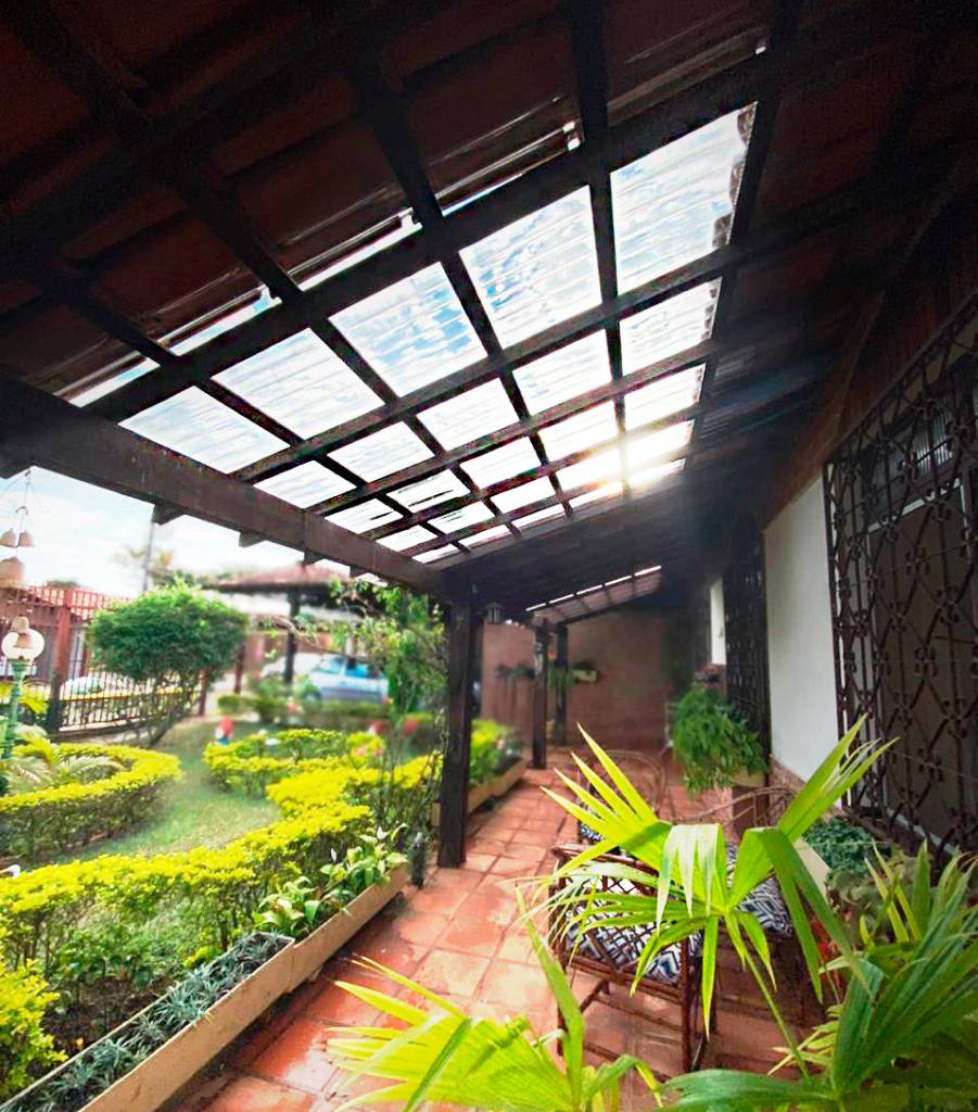 telhas-translucidas-casa.com-2-Ajover Varanda para um jardim com telha de policarbonato