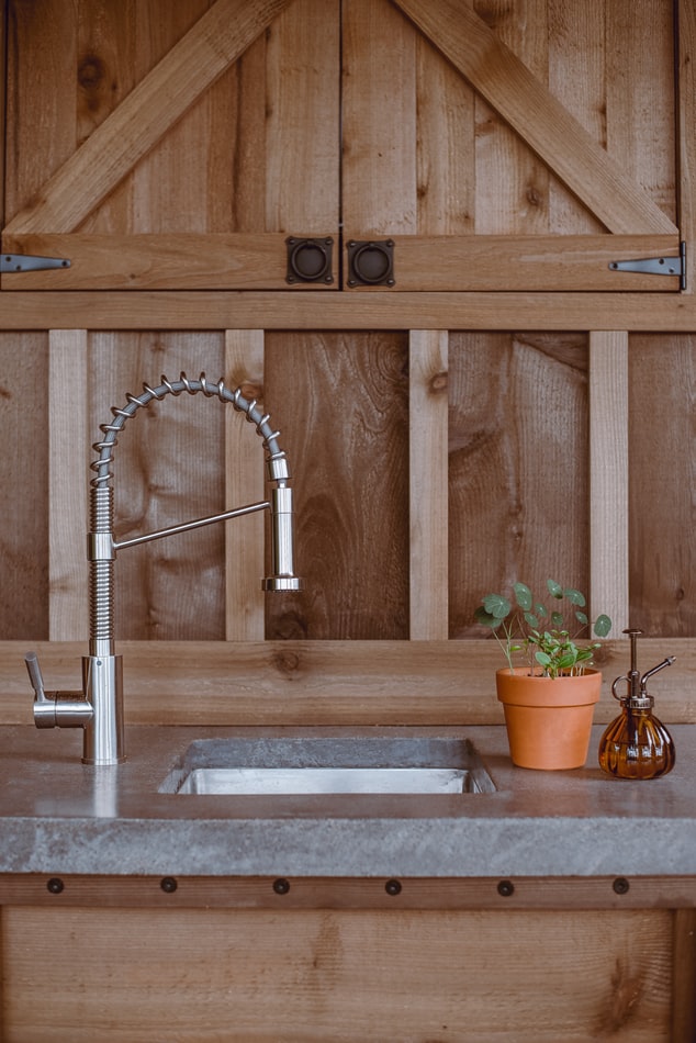 torneira-de-cozinha-como-definir-o-modelo-certo-casa.com-10-unsplash-tina-witherspoon torneira-de-cozinha-como-definir-o-modelo-certo-casa.com-10-unsplash-tina-witherspoon