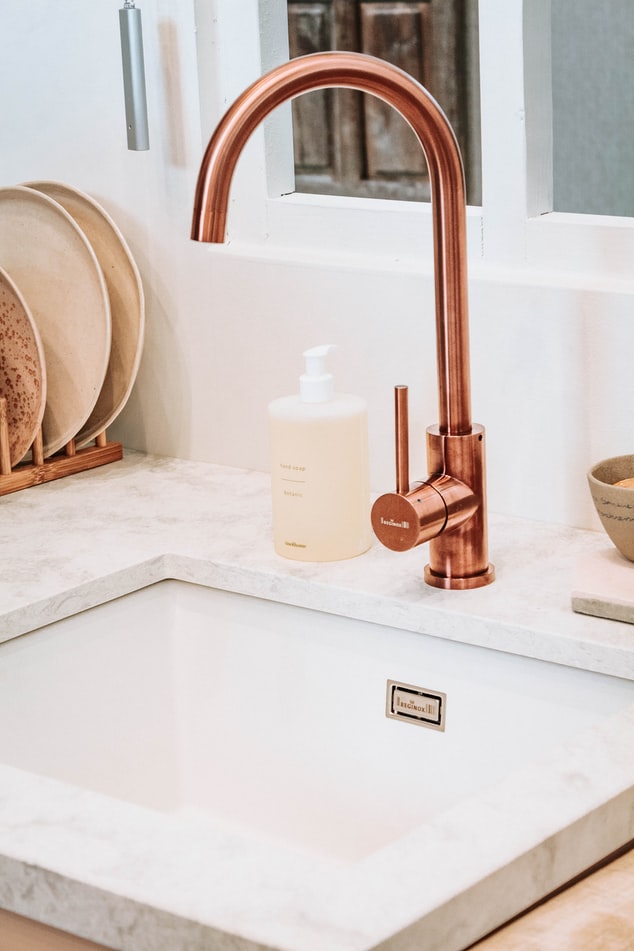 torneira-de-cozinha-como-definir-o-modelo-certo-casa.com-13-unsplash-visual-stories-micheile torneira-de-cozinha-como-definir-o-modelo-certo-casa.com-13-unsplash-visual-stories-micheile