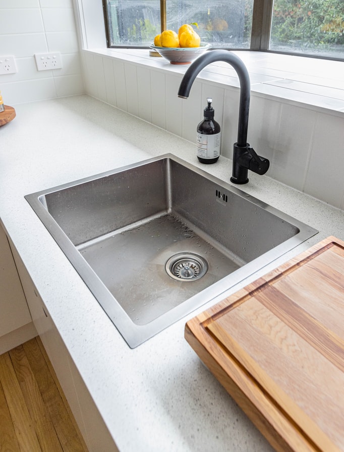 torneira-de-cozinha-como-definir-o-modelo-certo-casa.com-7-unsplash-callum-hill torneira-de-cozinha-como-definir-o-modelo-certo-casa.com-7-unsplash-callum-hill