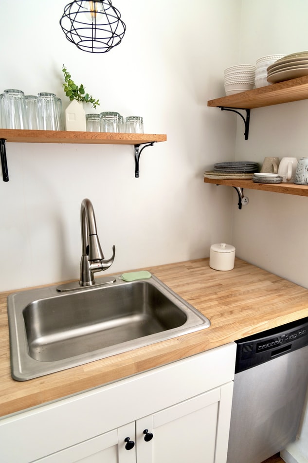 torneira-de-cozinha-como-definir-o-modelo-certo-casa.com-9-unsplash-andrea-davis torneira-de-cozinha-como-definir-o-modelo-certo-casa.com-9-unsplash-andrea-davis