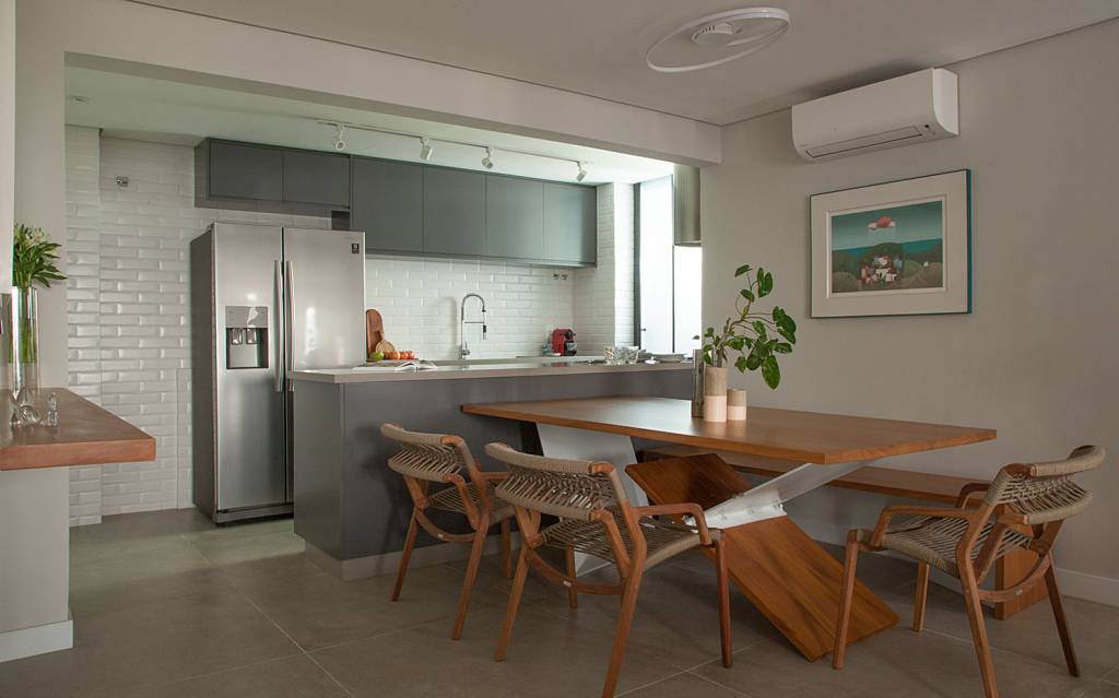transporte-de-materiais-pesados-ou-frageis-na-obra-casa.com-01.-Projeto-Bruno-Moraes-Arquitetura_Foto-Luis-Gomes Cozinha e sala de jantar integradas. Longa mesa de madeira maciça.