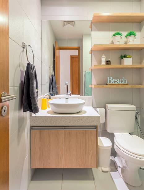 O clima acolhedor foi conquistado graças ao padrão do laminado melamínico que reveste o gabinete e as prateleiras (Marcenaria GM Móveis). As peças, juntamente com a cuba, os metais e a bancada de Silestone Branco Stellar Nogran), valorizam o ambiente, entregue com acabamentos básicos. Projeto do escritório Elementar Arquitetura, em Recife. O clima acolhedor foi conquistado graças ao padrão do laminado melamínico que reveste o gabinete e as prateleiras (Marcenaria GM Móveis). As peças, juntamente com a cuba, os metais e a bancada de Silestone Branco Stellar Nogran), valorizam o ambiente, entregue com acabamentos básicos. Projeto do escritório Elementar Arquitetura, em Recife.