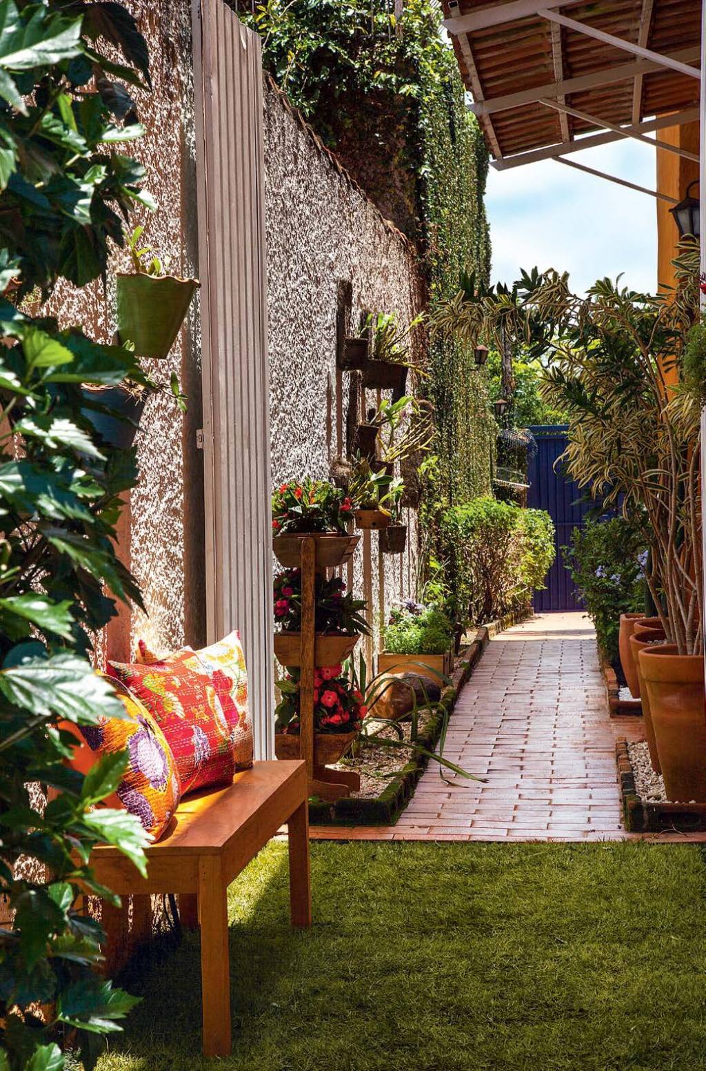 jardim-se-espalha-pelo-quintal-e-corredor07