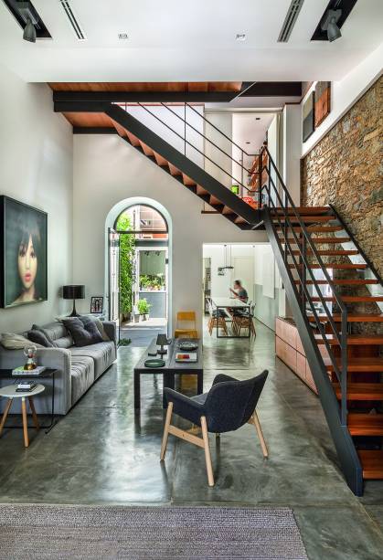 O cimento queimado da sala foi executado na obra (CSV Engenharia). A escada metálica (perfis de 5 x 25 cm) tem degraus de pequiá (5 cm de espessura), fornecida pela Castro e Merlin. O cimento queimado da sala foi executado na obra (CSV Engenharia). A escada metálica (perfis de 5 x 25 cm) tem degraus de pequiá (5 cm de espessura), fornecida pela Castro e Merlin.