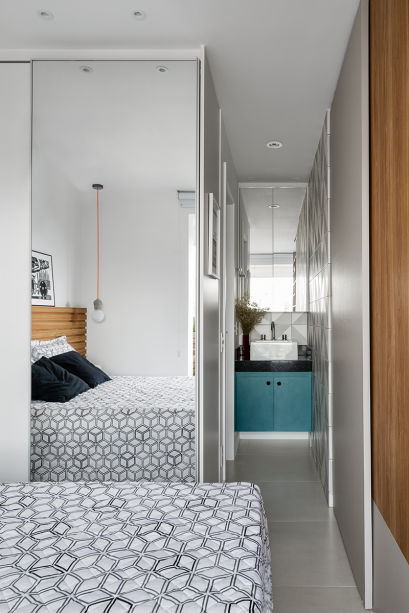 Na área do lavatório, as paredes levam azulejos Uno (Studio Emme-Due). Os espelhos acima da pia e no guarda-roupa dão profundidade ao ambiente. Na área do lavatório, as paredes levam azulejos Uno (Studio Emme-Due). Os espelhos acima da pia e no guarda-roupa dão profundidade ao ambiente.