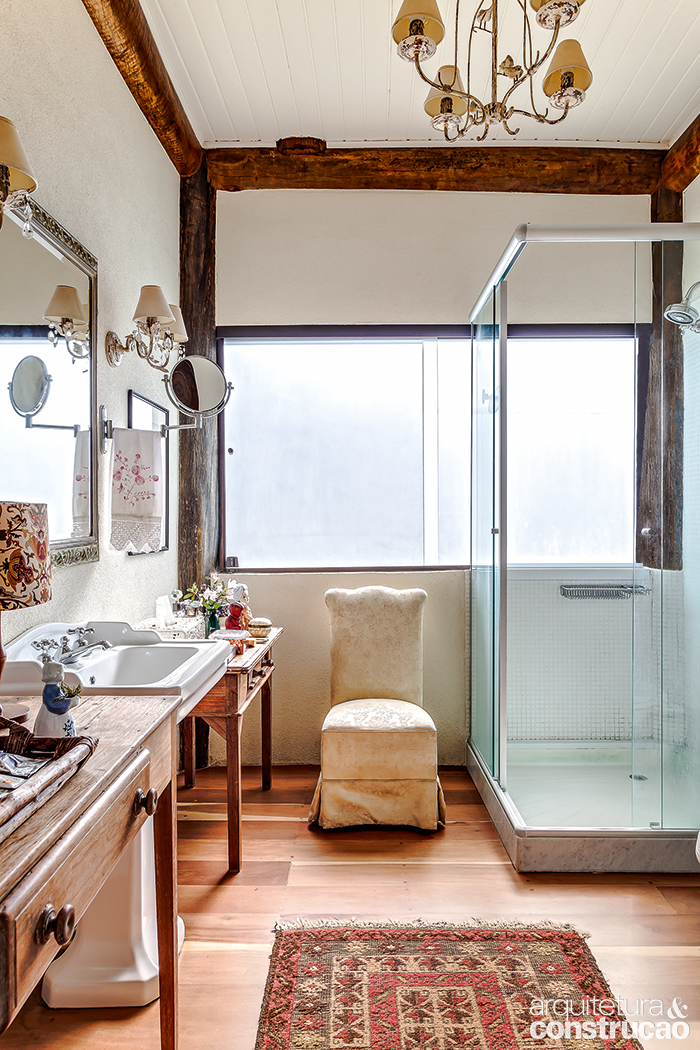 O clima vintage deste c&ocirc;modo deve muito ao assoalho de garapeira, aos m&oacute;veis e &agrave; lou&ccedil;a eleita pelo propriet&aacute;rio, que pensou o ambiente de 2 x 3 m em parceria com a arquiteta Silvia Scali, do Scali & Mendes Arquitetura Sustent&aacute;vel. Por causa da madeira, foi necess&aacute;rio adotar um piso-box de fibra de vidro. As paredes internas s&atilde;o de drywall, pintadas com tinta acr&iacute;lica (Suvinil; ref. Algod&atilde;o Eg&iacute;pcio)