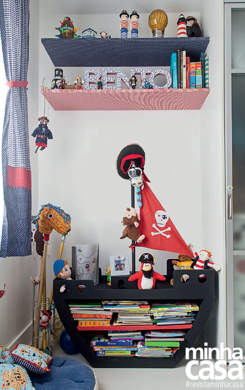 A mamãe não quis colocar TV no quarto, pois a ideia é estimular a criatividade e as brincadeiras. No lugar do aparelho, muitos livros entraram em cena dispostos na estante em formato de navio pirata, feita sob medida em MDF com pintura esmalte fosco (Nina Moraes, R$ 900). A mamãe não quis colocar TV no quarto, pois a ideia é estimular a criatividade e as brincadeiras. No lugar do aparelho, muitos livros entraram em cena dispostos na estante em formato de navio pirata, feita sob medida em MDF com pintura esmalte fosco (Nina Moraes, R$ 900).