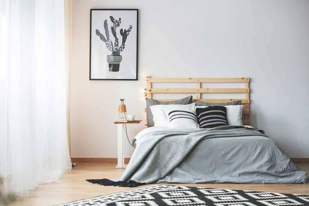 Uma boa ideia &eacute; adicionar texturas ao quarto preto e branco para balancear o d&eacute;cor. Aposte em pap&eacute;is de parede geom&eacute;tricos, almofadas de v&aacute;rias texturas, cortinas e tapetes