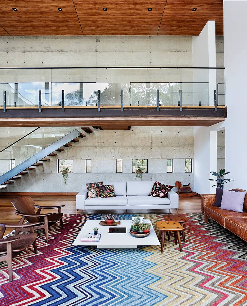 Moderna que s&oacute; ela: casa tem mosaicos, muito concreto e madeira