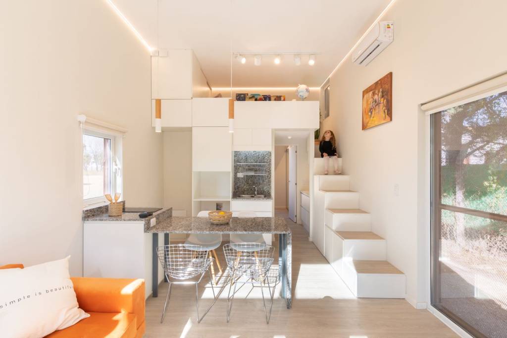 Felicidade em pequenas coisas inspira projeto de casa móvel de 45 m²