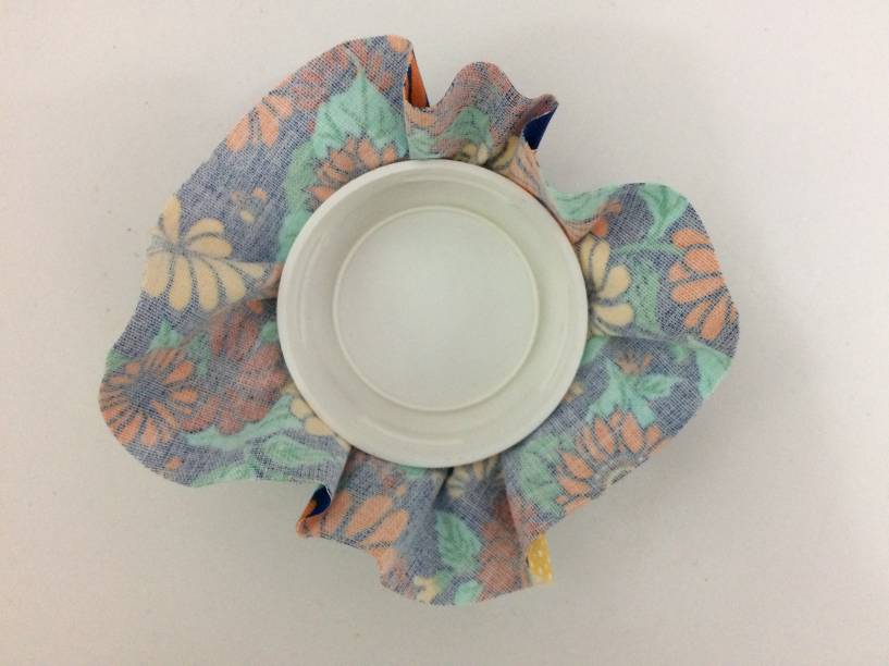 Cole o pedaço de tecido. Cole o pedaço de tecido.