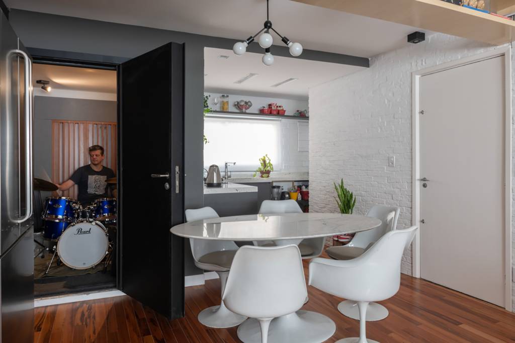 4-base-neutra-e-estudio-de-bateria-sao-destaque-neste-ape-de-85-m-2_1000px 4-base-neutra-e-estudio-de-bateria-sao-destaque-neste-ape-de-85-m-2_1000px