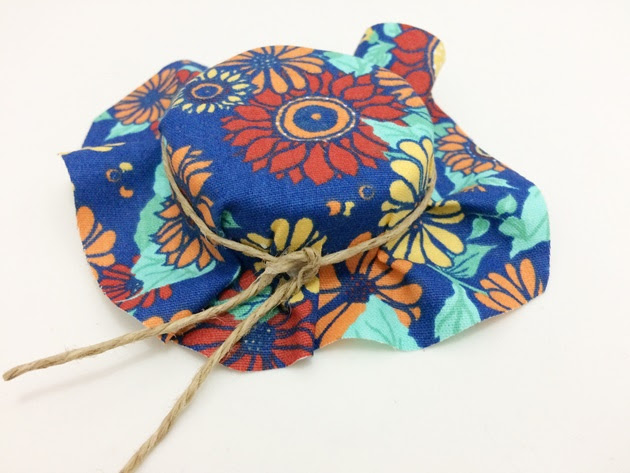 Para um acabamento bonito e rústico fixe cordão de sisal na lateral. Para um acabamento bonito e rústico fixe cordão de sisal na lateral.